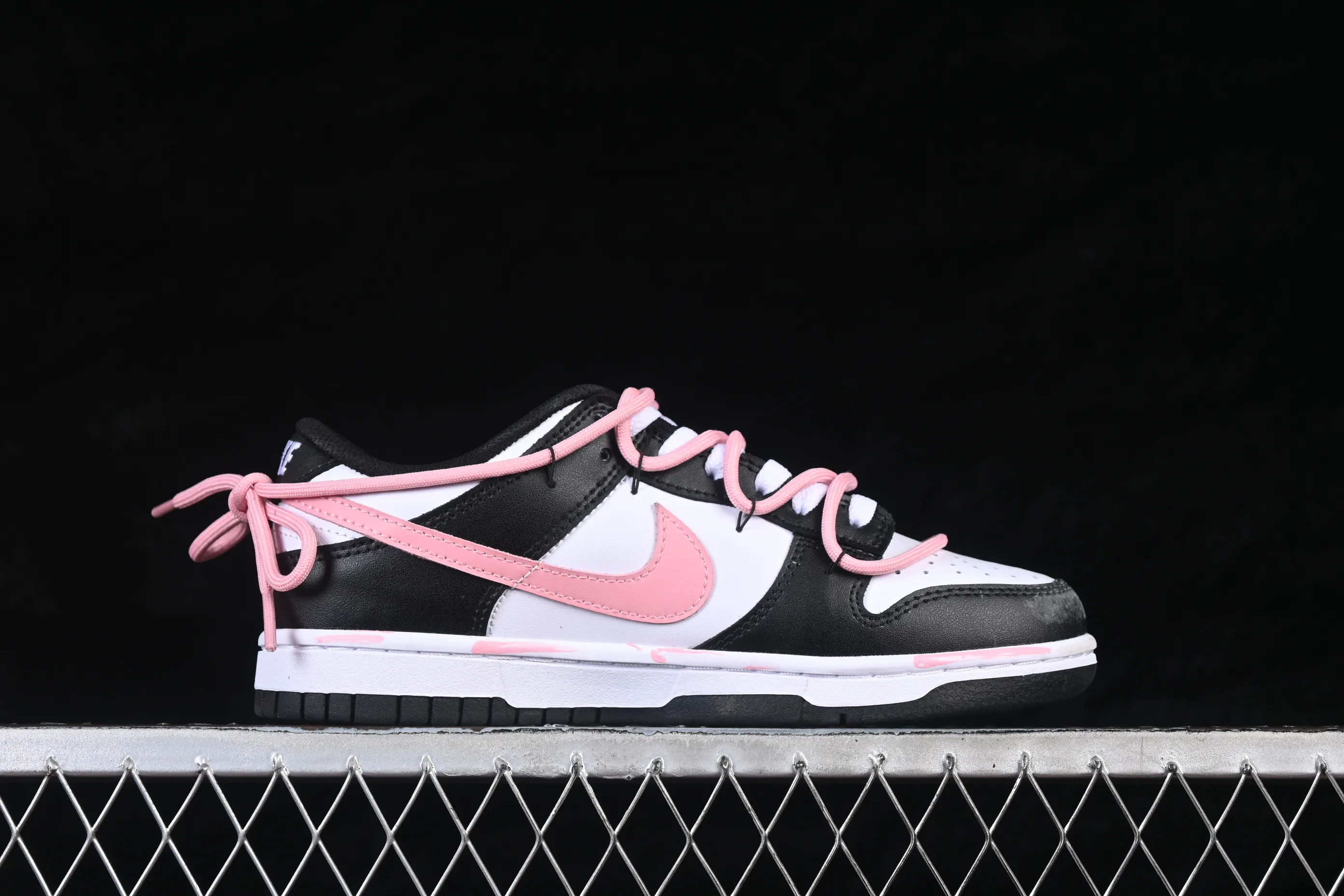 All categories Nk SB Dunk Series Nk SB Dunk Low High-end customized low-top sneakers Nike SB Dunk Low Cat claw black powder Deconstructed strap casual sneakers DD1503-101